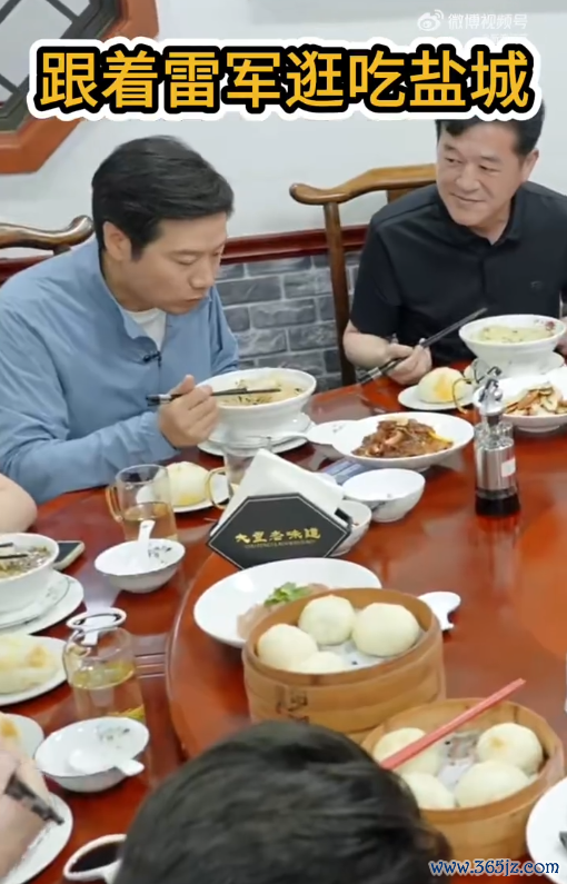 雷军现身江苏盐城:全部逛吃打卡 品味特质鱼汤面、鸡蛋饼