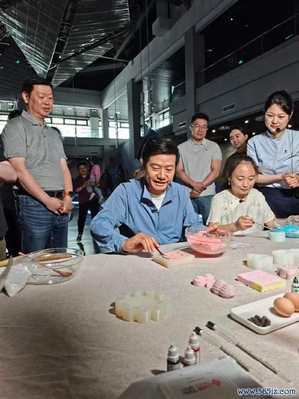 雷军现身江苏盐城:全部逛吃打卡 品味特质鱼汤面、鸡蛋饼